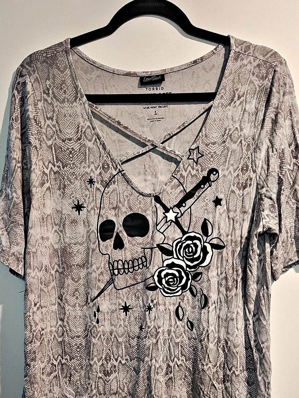 Torrid Graphic Snake Print Short Sleeve Top Size 1 Like New